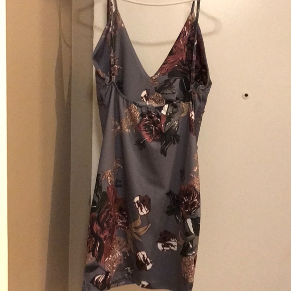 Grey Floral Body Con Dress - Picture 4 of 6